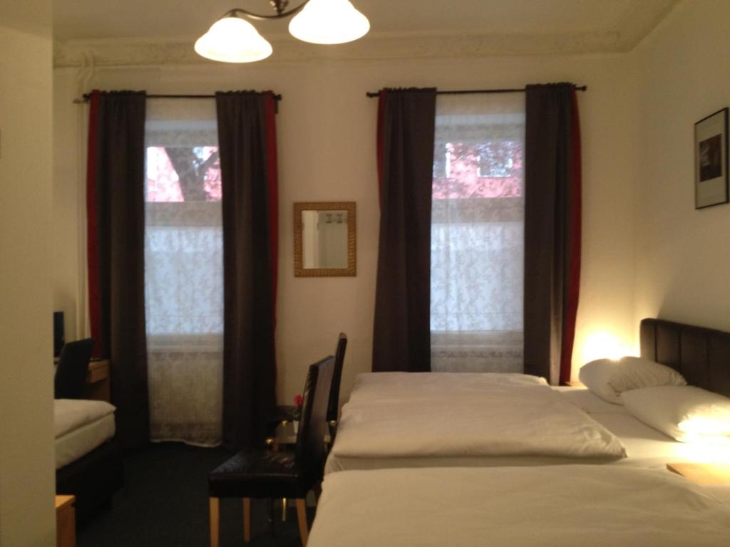 柏林多尔玛旅馆酒店 的一间卧室设有两张床和两个窗户。