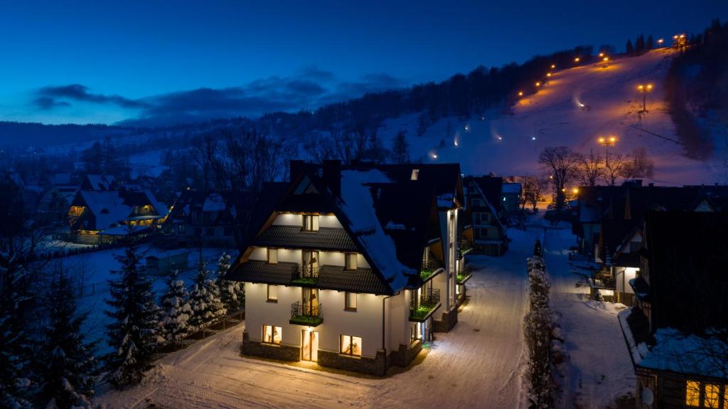 扎科帕内Willa Stachoń的夜晚在雪中点亮的房子