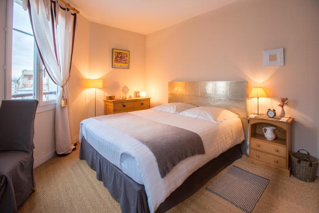 巴黎伊波利特住宿加早餐旅馆的一间卧室设有一张大床和一个窗户。
