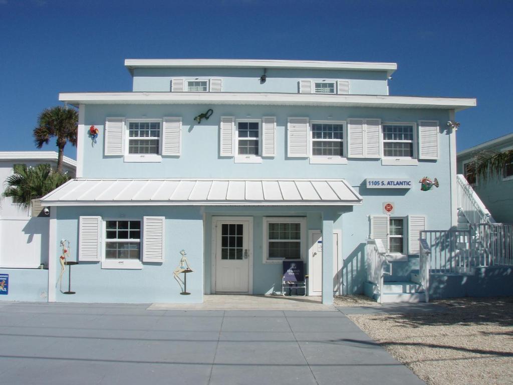 新士麦那海滩Paradise In New Smyrna Beach Florida的蓝色和白色的房子,设有门廊