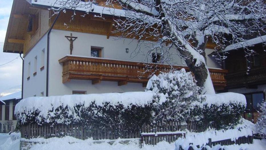 StilvesKundlerhof的雪中带木制阳台的房子