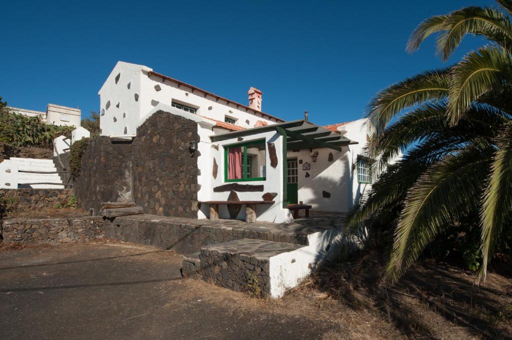 Isora卡萨阿布恩拉玛丽亚度假屋的前面有棕榈树的房子