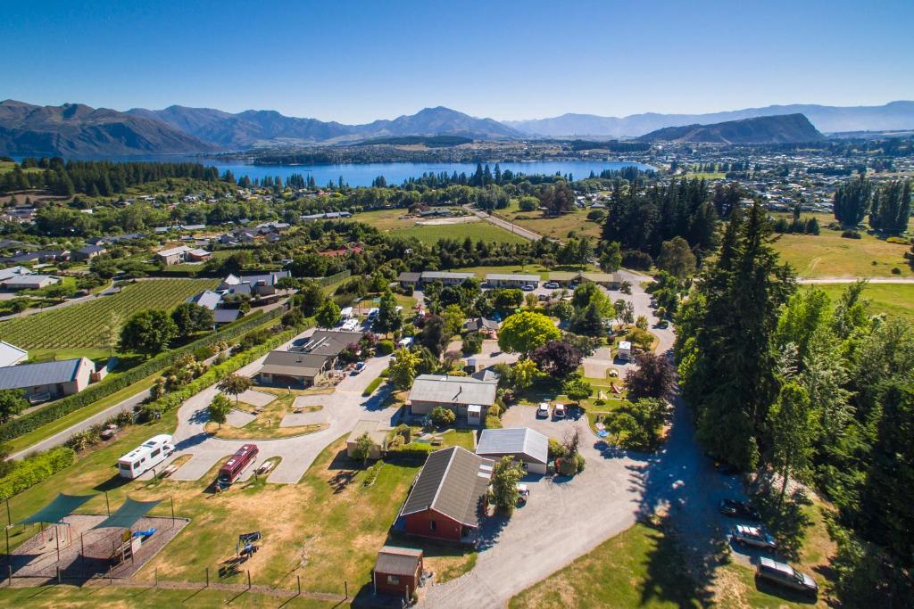 瓦纳卡Wanaka Top 10 Holiday Park的享有村庄的空中景致,享有河流和山脉美景