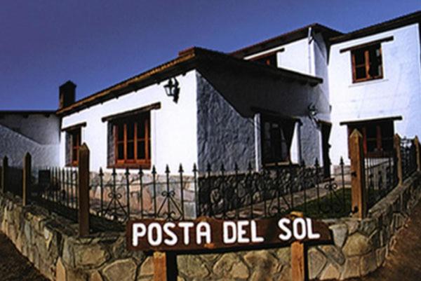 麦马拉Posta del Sol的前面有标志的白色房子