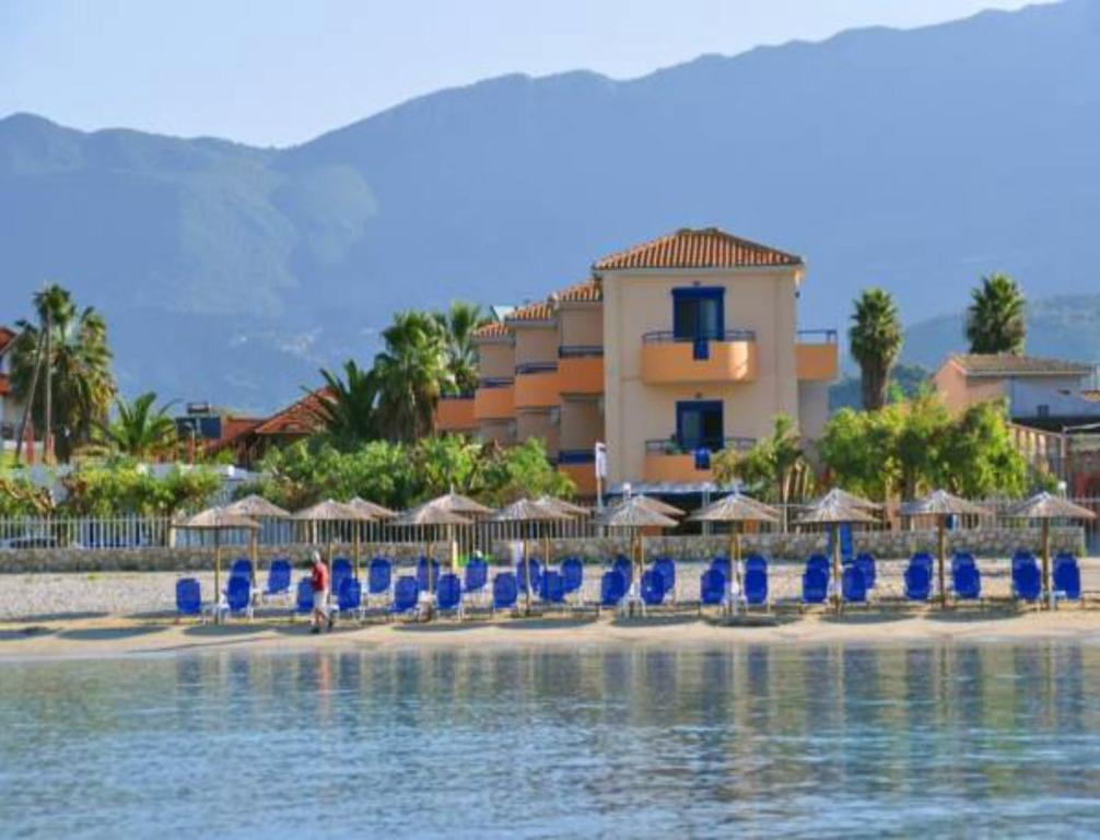 瓦西利基阿克罗伊亚利度假公寓的海滩上的蓝色椅子和遮阳伞