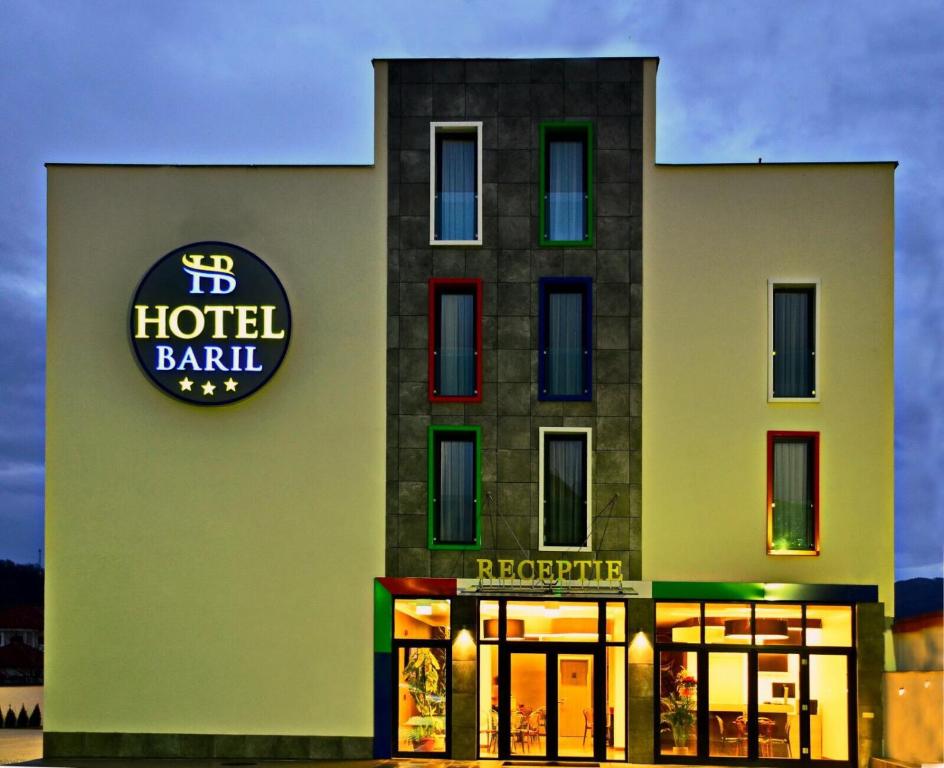 哈采格Hotel Baril的酒店大楼的一侧有标志