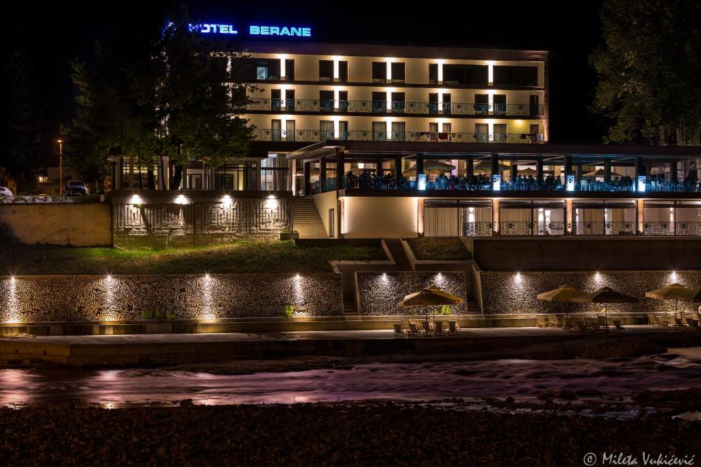 贝拉内Hotel Berane的一座建筑,在晚上有灯
