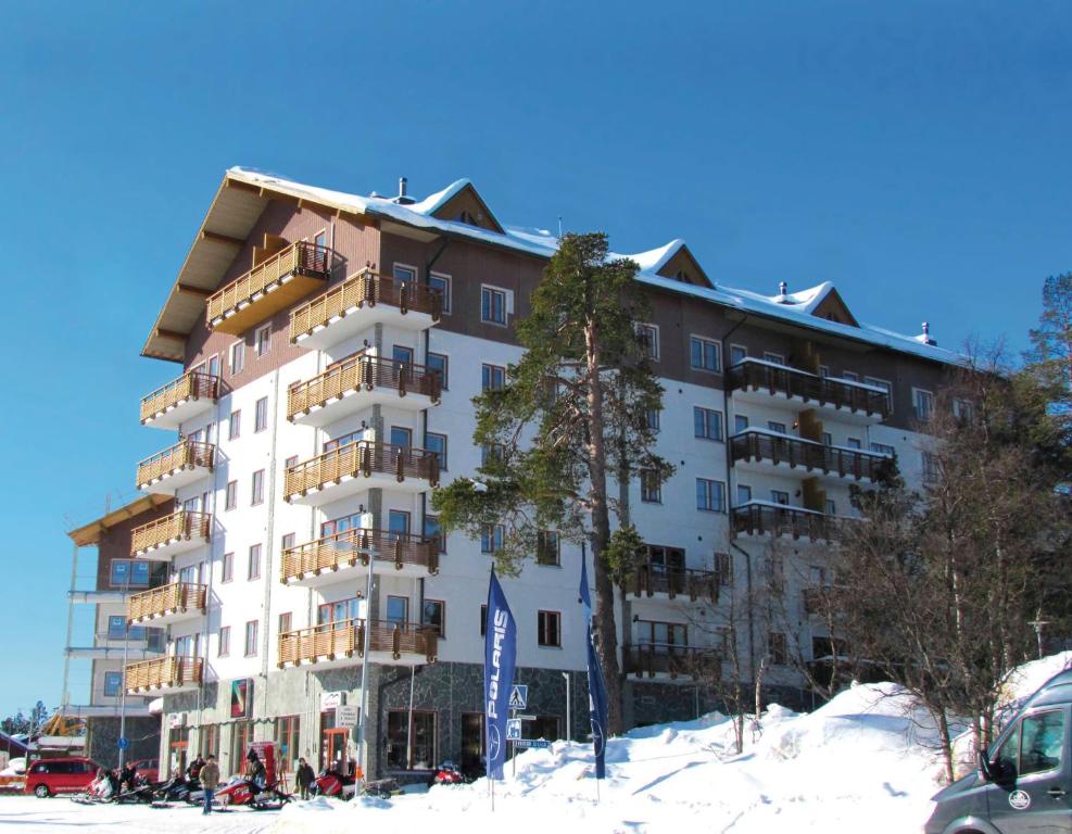 萨利色尔卡萨里塞卡高级公寓假日俱乐部的停车场旁边的大雪地建筑