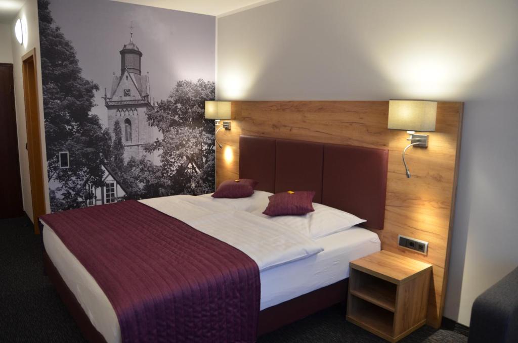 科尔巴赫图里克酒店的一间卧室配有一张壁画床