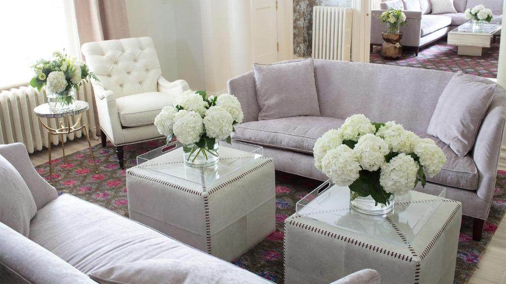 莱诺克斯33 Main的客厅配有两张沙发和鲜花。