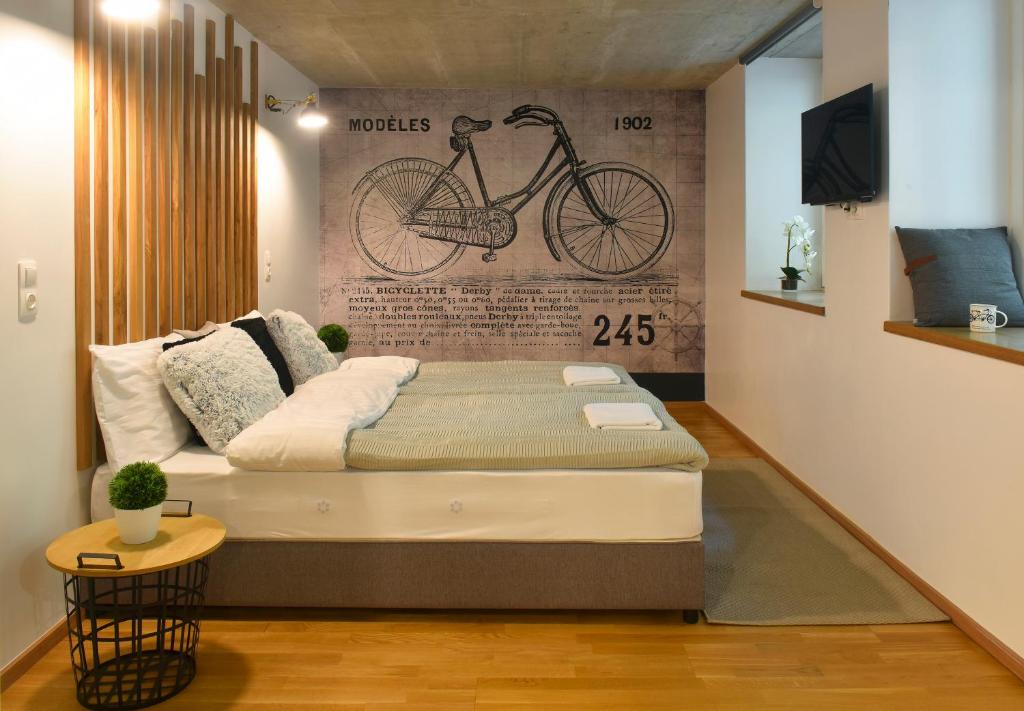 布达佩斯瓦西步行78酒店的墙上有自行车的房间里一张床位