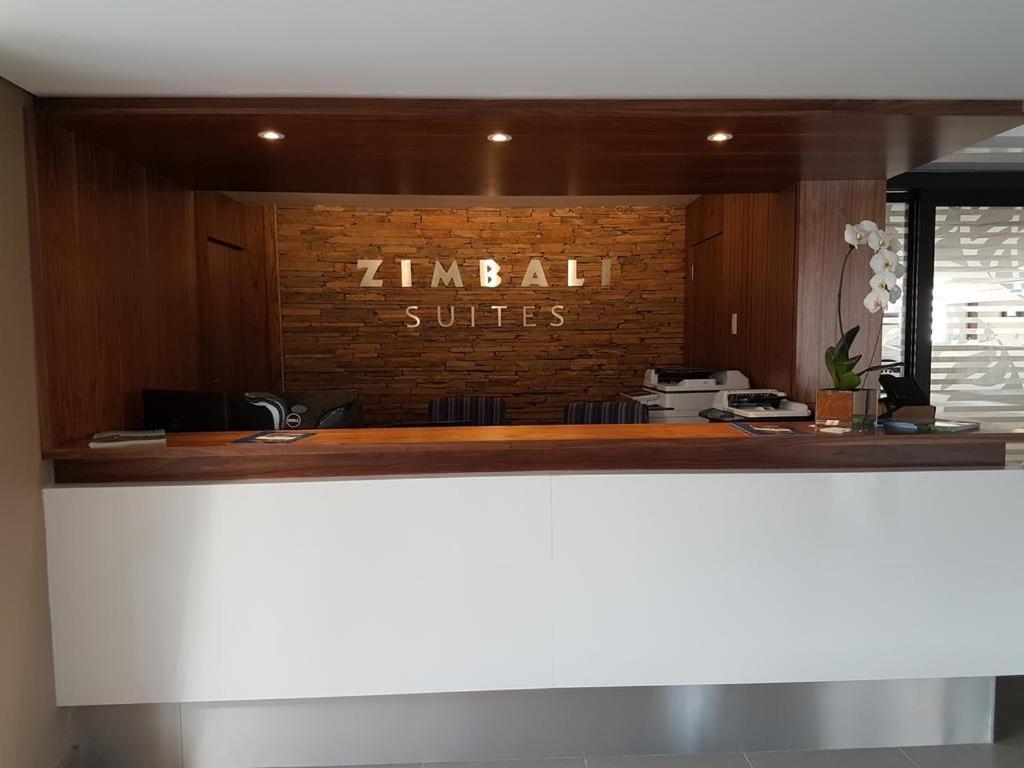 巴利托Zimbali Suite 523的砖墙酒店的前台