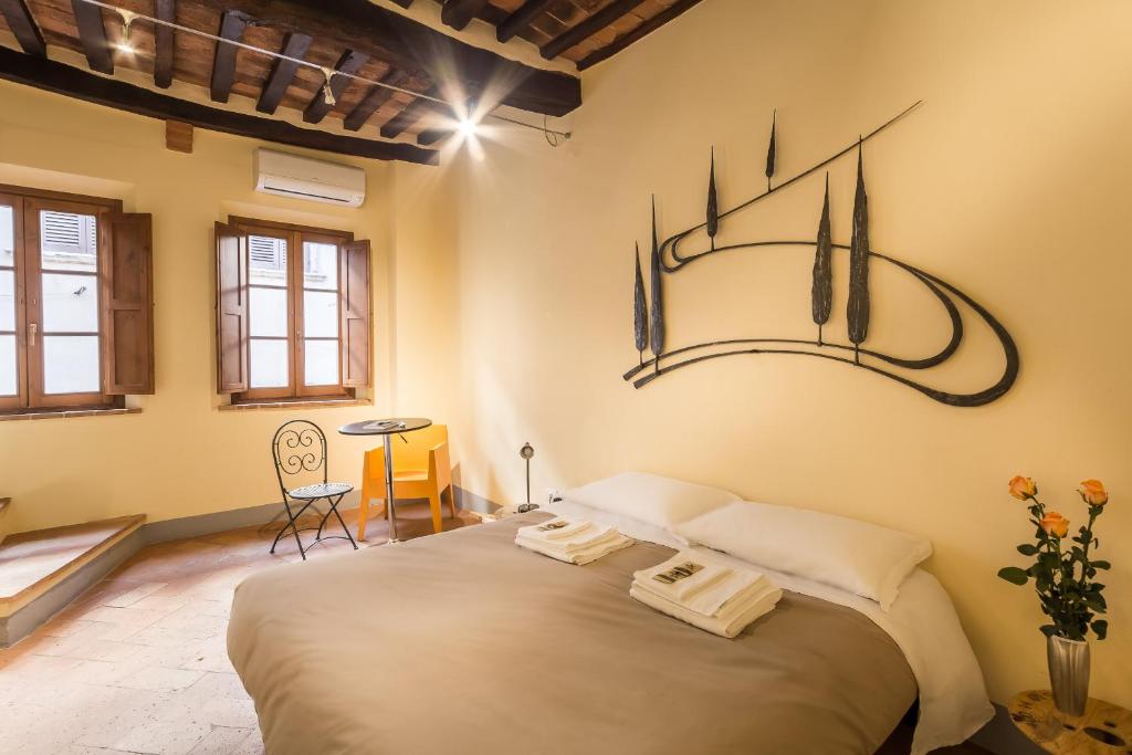 蒙特普齐亚诺Guesthouse Via Di Gracciano - Adults Only的一间卧室,卧室内配有一张大床