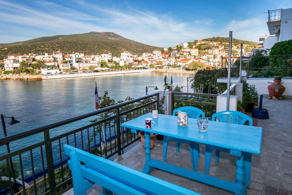 斯卡拉马里昂Evaggelia Nikolaki Sea View的阳台的蓝色桌子,俯瞰着水域