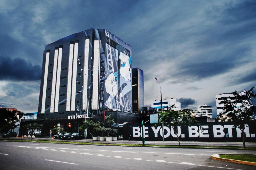 利马BTH Hotel – Boutique Concept的一面有壁画的大建筑