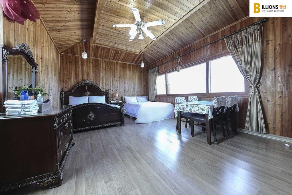 江陵市亿万汽车旅馆的一间卧室配有一张床和吊扇