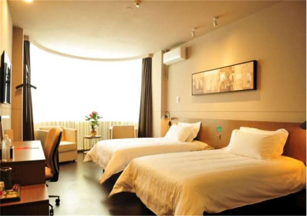 大理锦江之星品尚大理洱海公园店的酒店客房设有两张床和窗户。