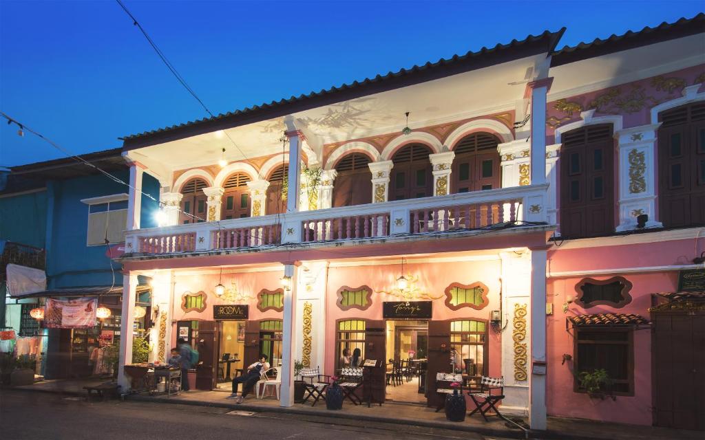 普吉镇两房精品旅馆的一群晚上在街上的建筑