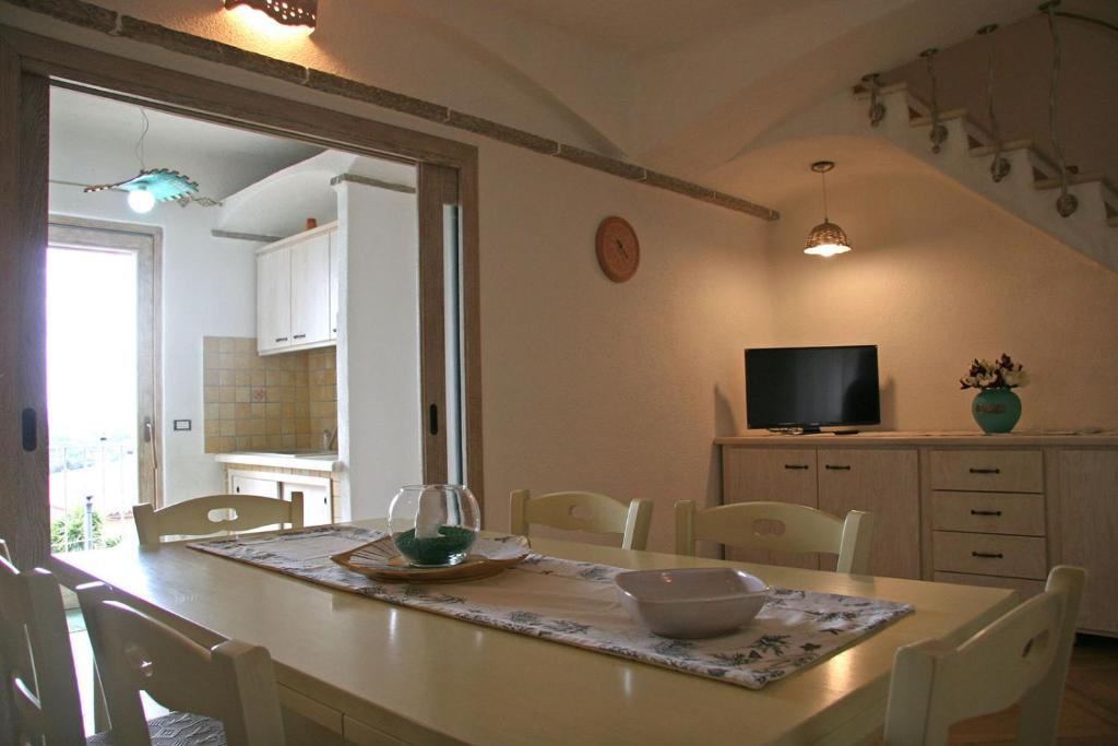 阿列恩图Casa Fioredda的厨房以及带桌椅的用餐室。