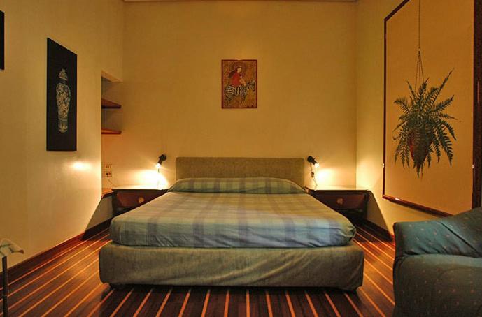 那不勒斯齐艾亚住宿加早餐旅馆的一间卧室配有一张床和一张沙发