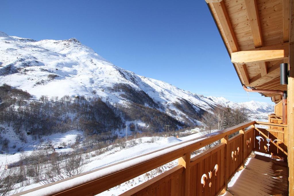 里蒙纽耶Odalys Chalet De Sophie的阳台享有雪覆盖的山脉美景。