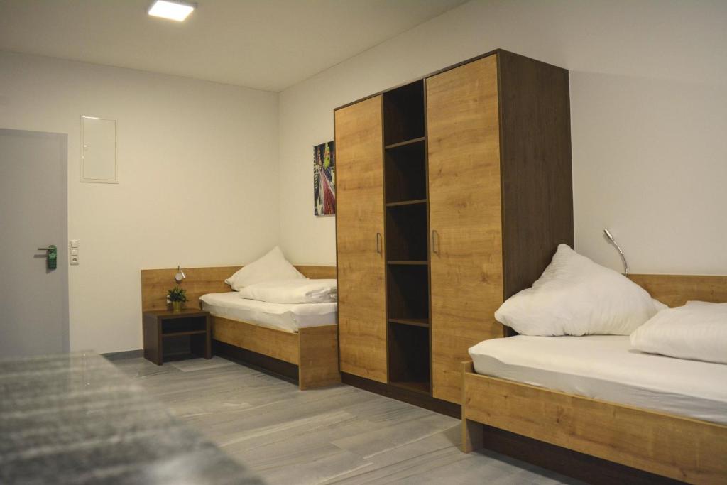韦尔斯韦尔斯酒店的一间带两张床和大型木制橱柜的卧室