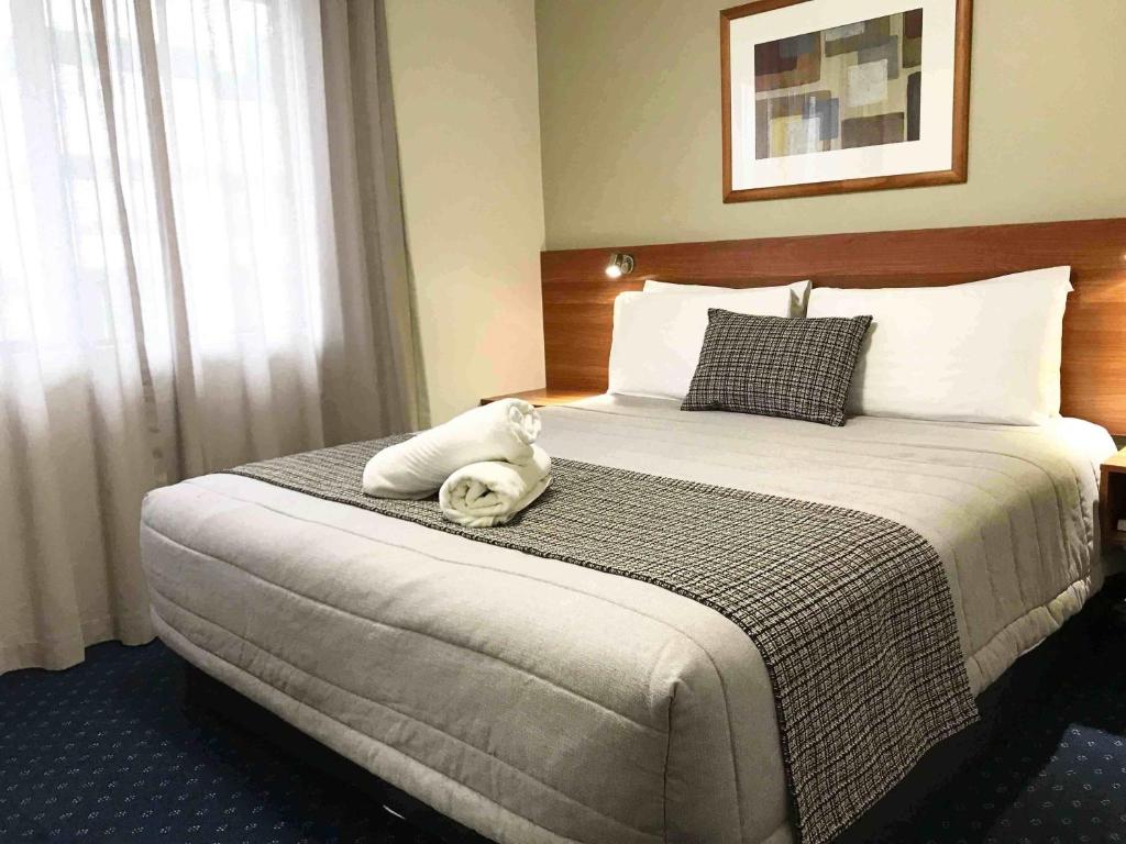 汉密尔顿汉密尔顿文图拉套房酒店的一间酒店房间,里面摆放着一张床上的动物
