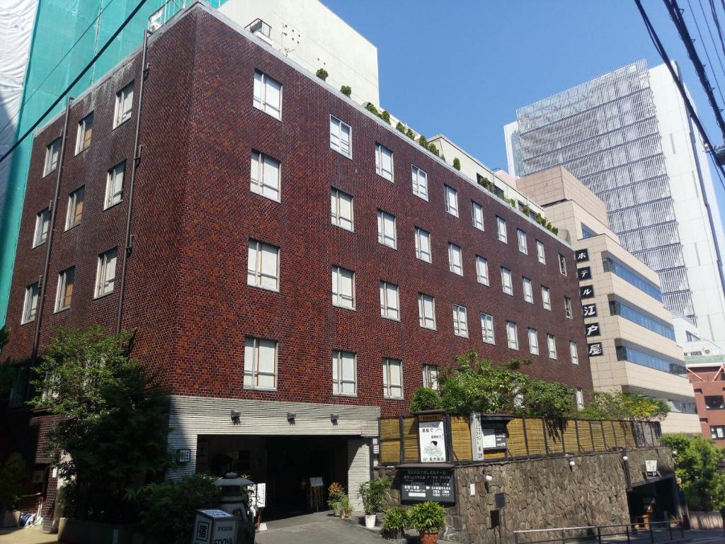 东京艾多亚酒店的一座城市里的大型红砖建筑