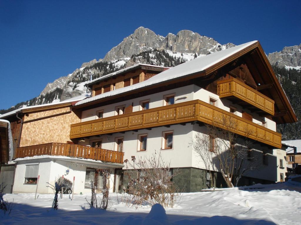 纳瑟尔文勒Haus Walter的一座山地雪地建筑