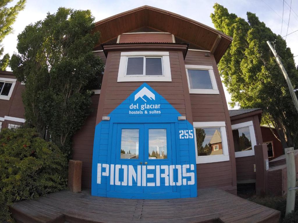 埃尔卡拉法特Hostel Los Pioneros的前面有一个蓝色电话亭的房子