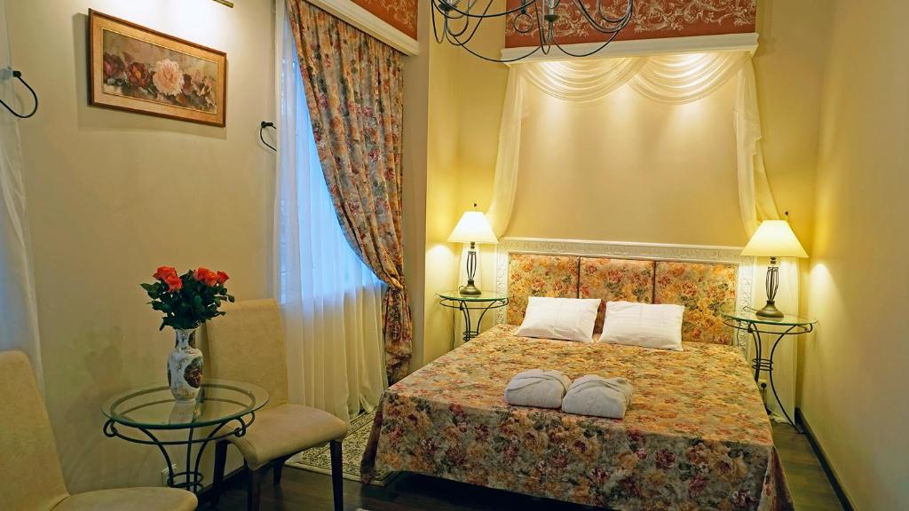 尤尔马拉Villa Jurmala的一间卧室配有一张带两把椅子的床和一扇窗户