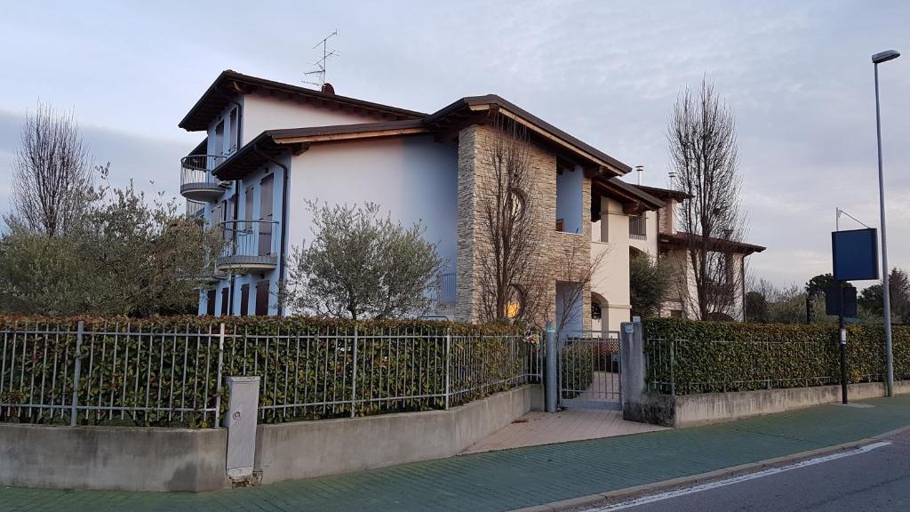 西尔米奥奈Villa Villacolle的前面有围栏的房子