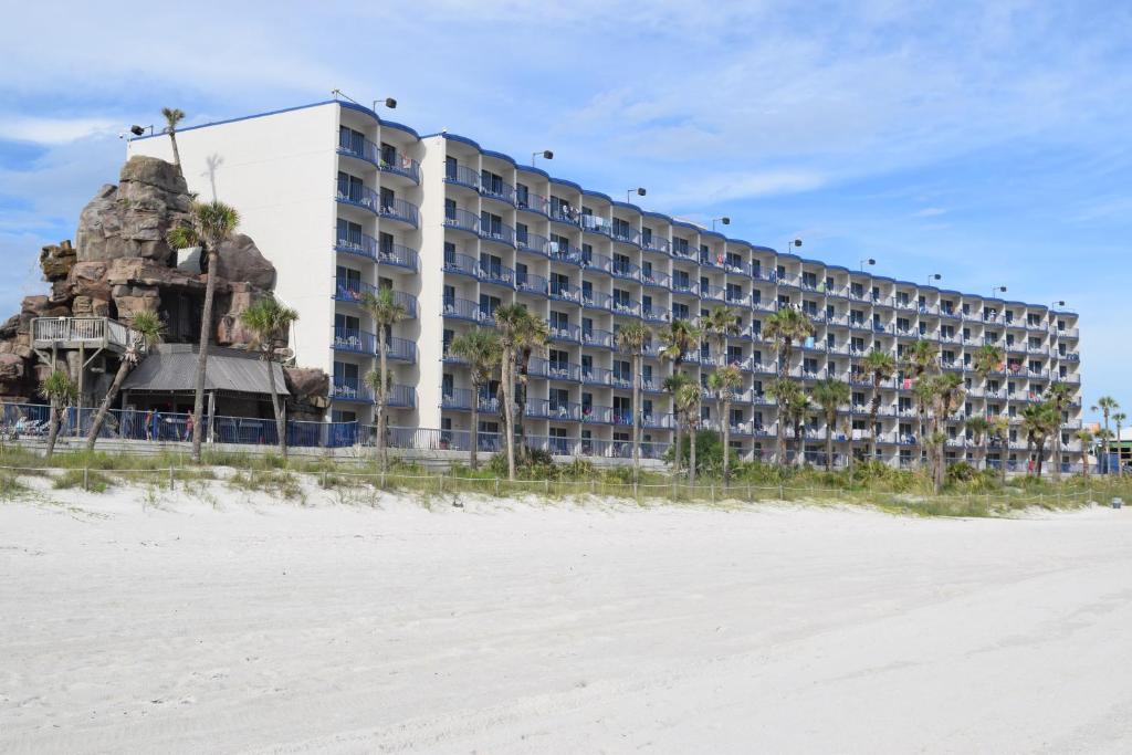 巴拿马城海滩戴斯巴拿马城海​​滩酒店的海滩上的大型酒店,拥有海滩