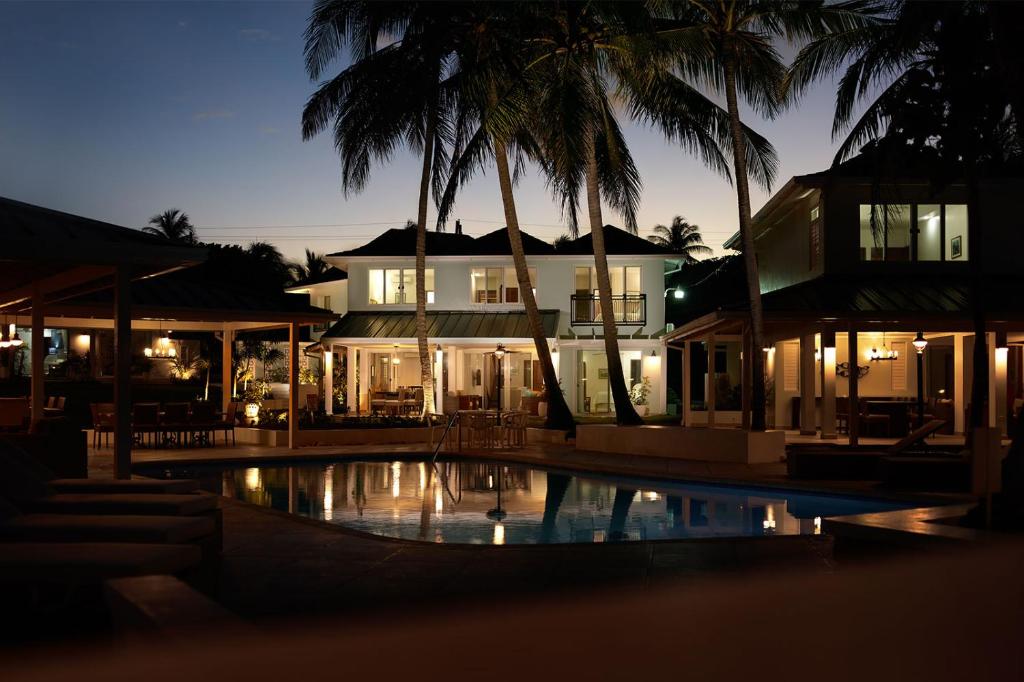 CherryfieldCoral Cay Villas的房屋前有游泳池的建筑