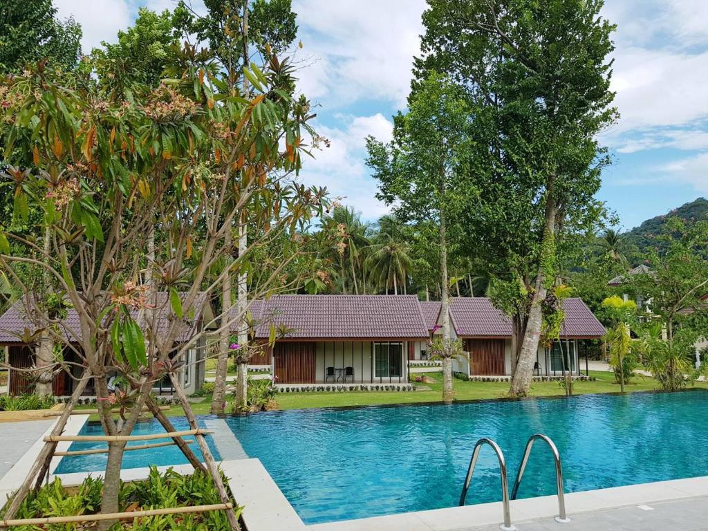 象岛常青象岛度假酒店的一座带游泳池的房子的图象