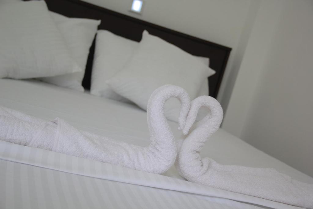 达瓦拉维蝴蝶家园酒店的床上的两条天鹅绒毛巾