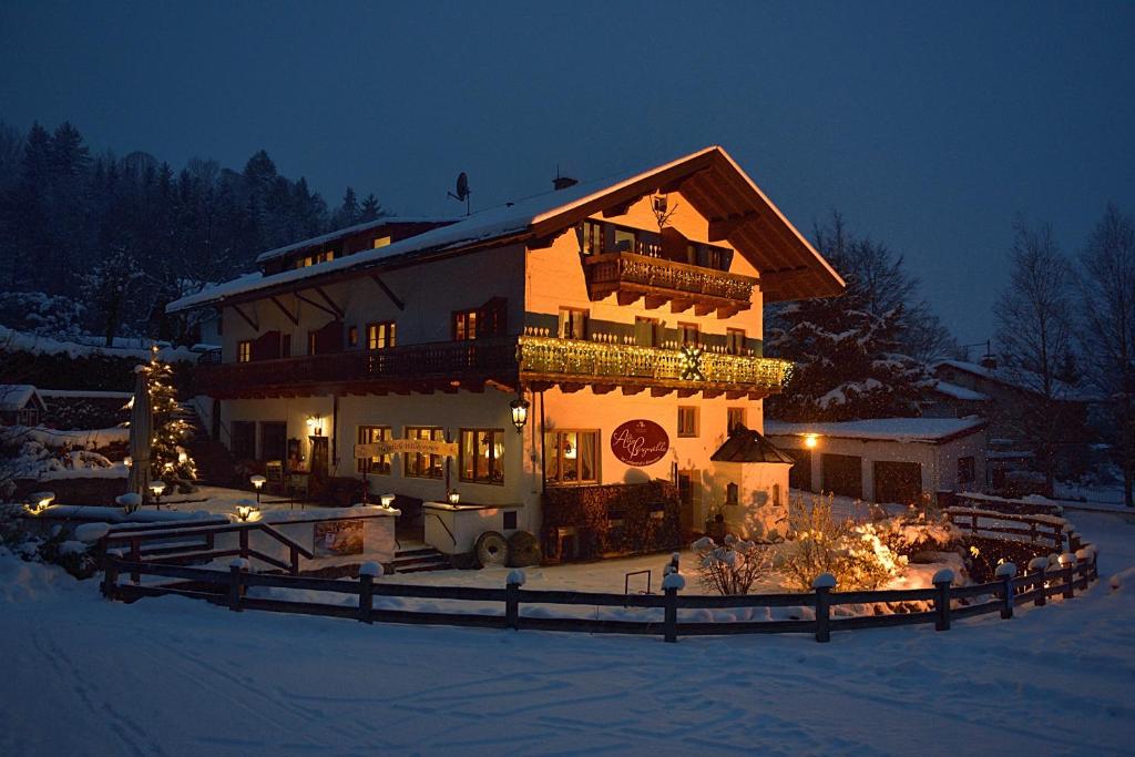 菲施巴豪贝格姆勒阿尔特酒店的大房子,雪中带圣诞灯