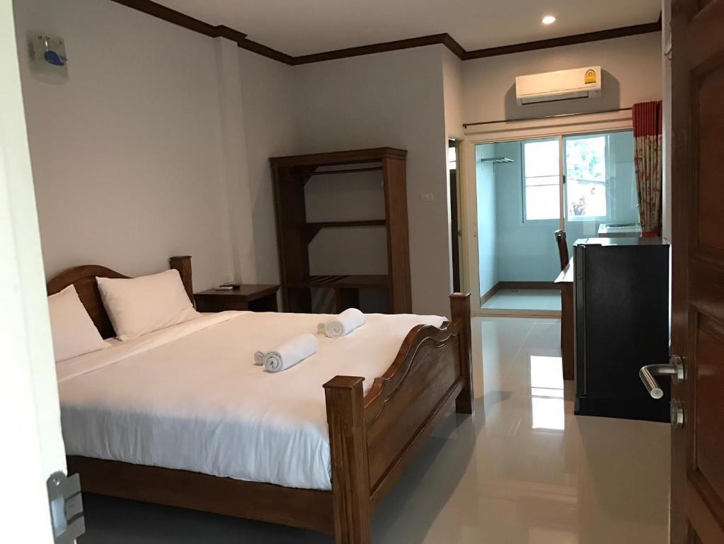班武里府Suksopha Resort的一间卧室配有一张床,上面有两条毛巾