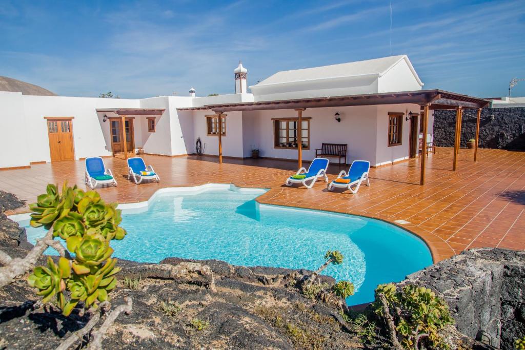 圣巴尔托洛梅Casa Lola Lanzarote piscina climatizada y wifi free的一座带游泳池和房子的别墅