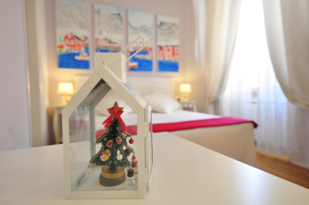 罗马卡萨马提尼住宿加早餐旅馆的一间玩具屋,房间里有圣诞树