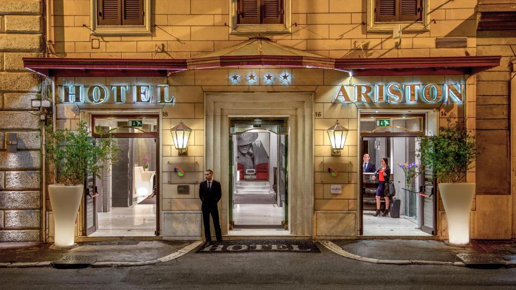 罗马阿里斯顿酒店的站在酒店入口前的人