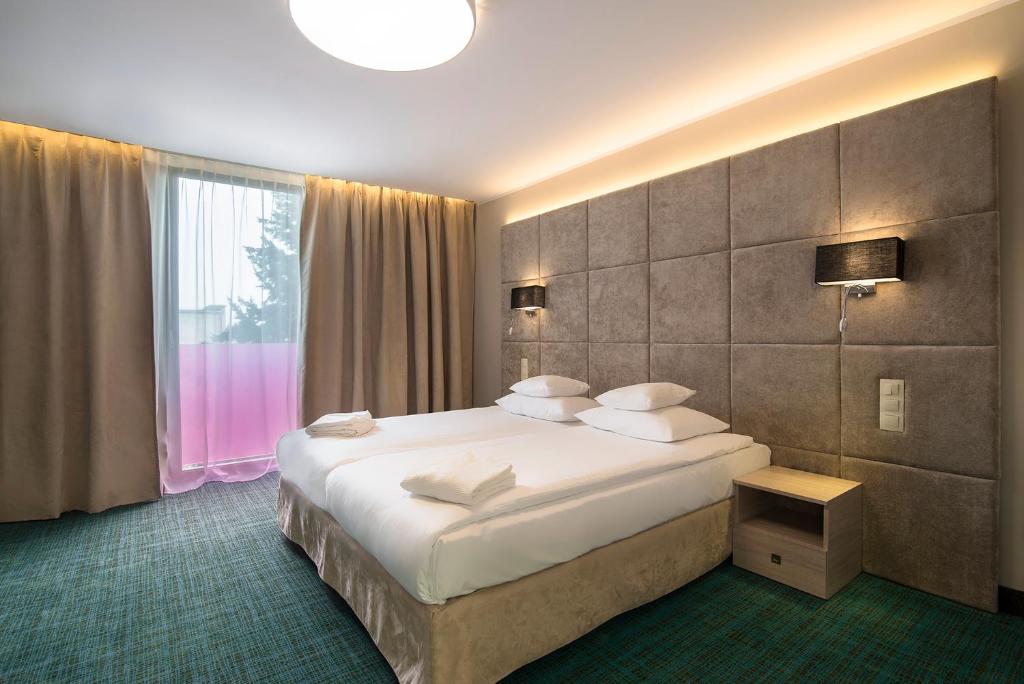弗罗茨瓦夫弗罗茨瓦夫花旗酒店的酒店客房设有床和窗户。