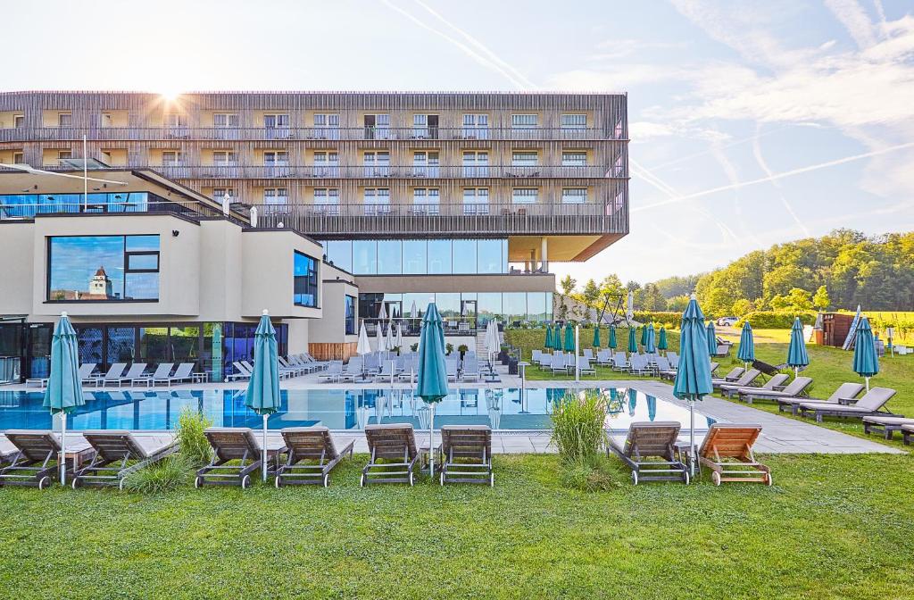 埃伦豪森苏德斯特马克路易斯葡萄酒水疗度假酒店 的酒店设有带椅子和遮阳伞的游泳池