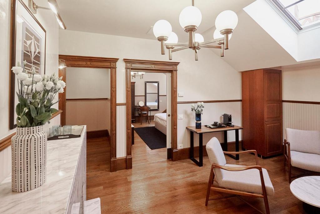 布达佩斯卡拉斯之家酒店的一间带桌子的客厅和一间带沙发的房间