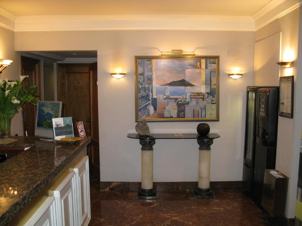 圣塞瓦斯蒂安巴伊亚旅馆的墙上有画作的房间,带柜台