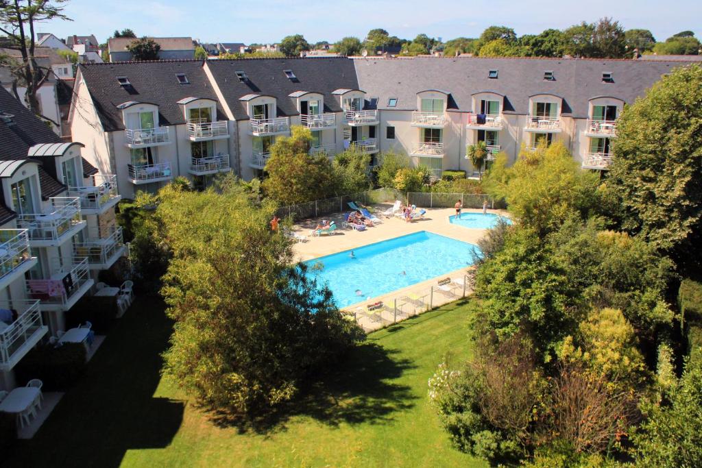 富埃南Résidence Goélia Le Domaine des Glénan的享有带游泳池的大型公寓大楼的空中景致