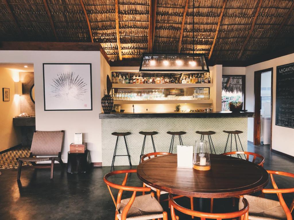 波波约Malibu Popoyo的一间带桌椅的餐厅和酒吧