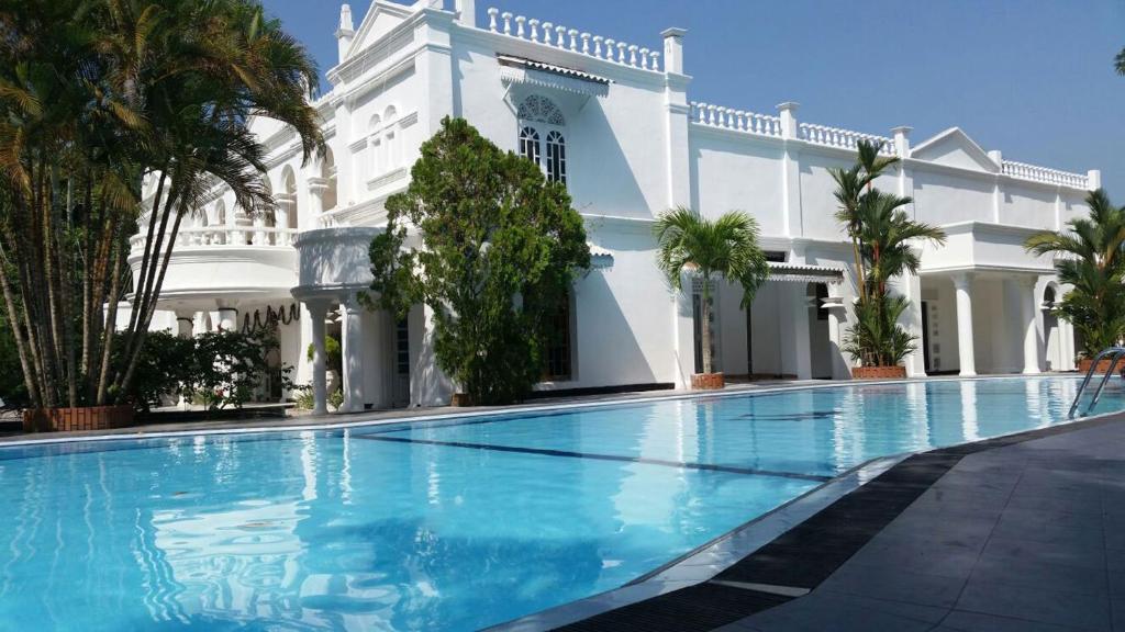 本托塔保格别墅酒店的白色建筑前的游泳池