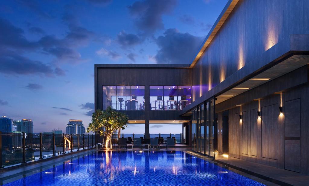 金边温酒店及公寓的夜间在建筑物屋顶上的游泳池
