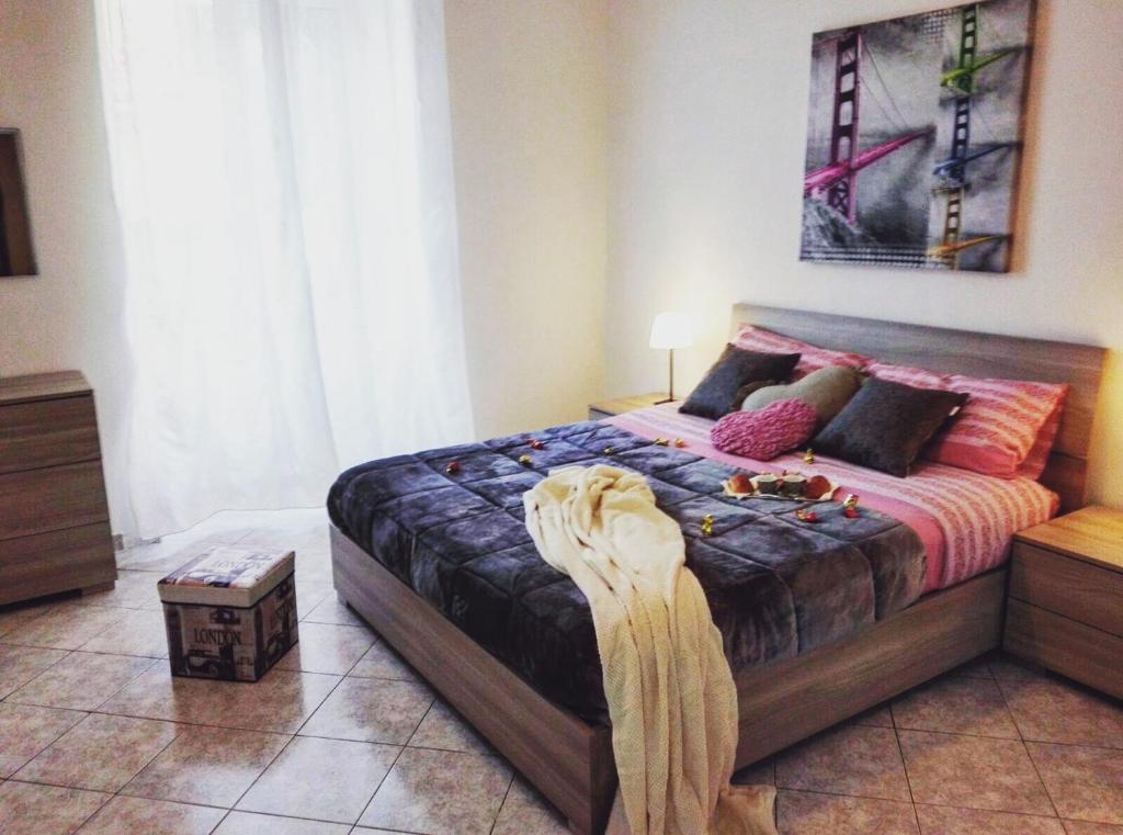 那不勒斯Alpivida Home的一间卧室配有一张床铺,床上有毯子